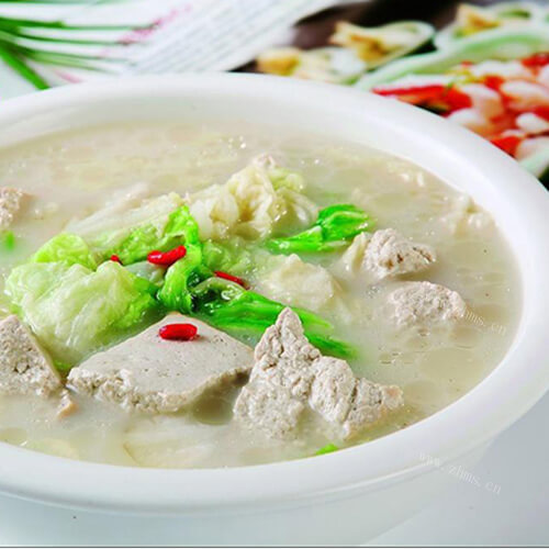 美味的白菜炖黑白豆腐
