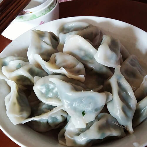 学做韭菜木耳肉饺子