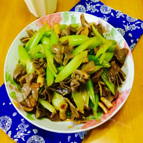 家常菜芹菜炒鸡胗