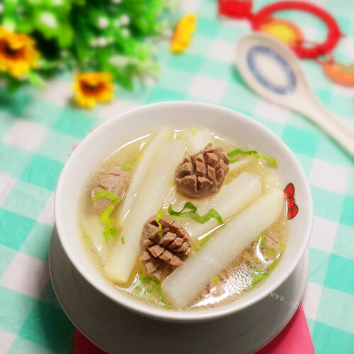 新鲜的白萝卜牛肉丸汤