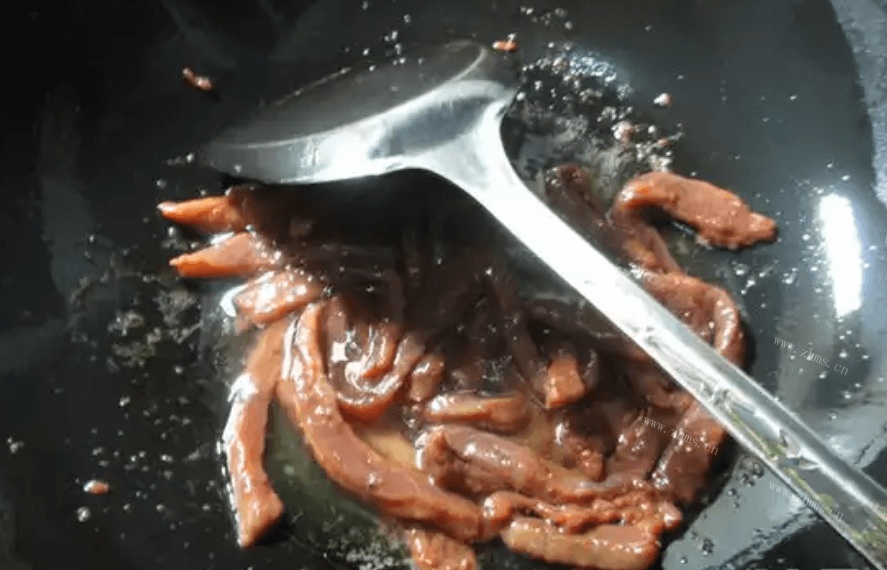 美味的青菜牛柳炒乌冬面做法图解3)