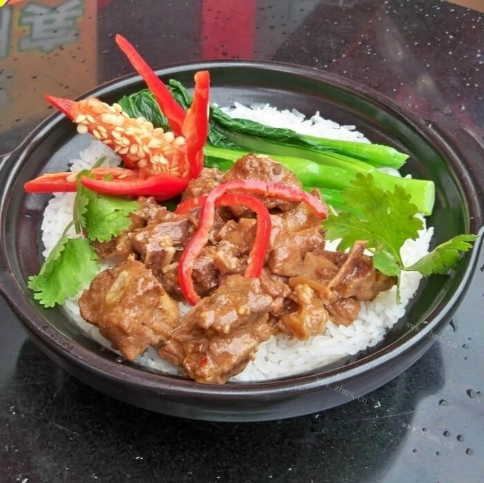 嫩滑焖鸡饭