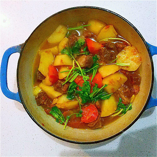 美味的土豆炖萝卜