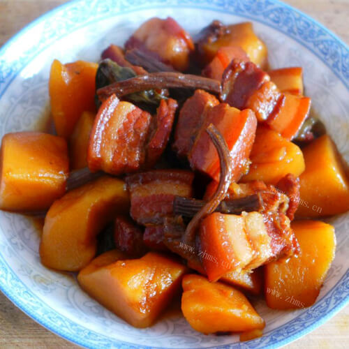 巧用五花肉炖土豆