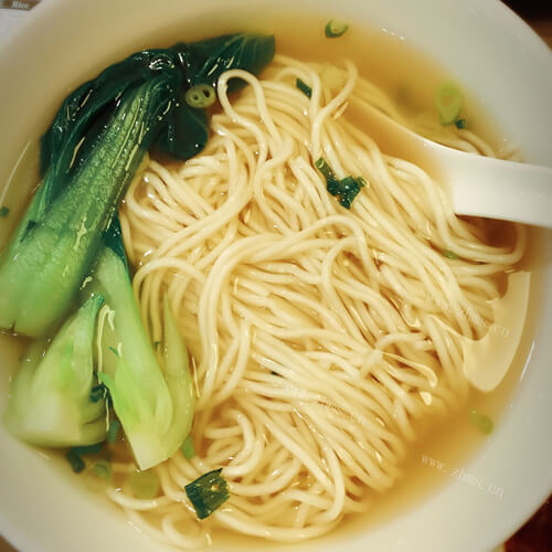 美味的香菇鸡汤阳春面