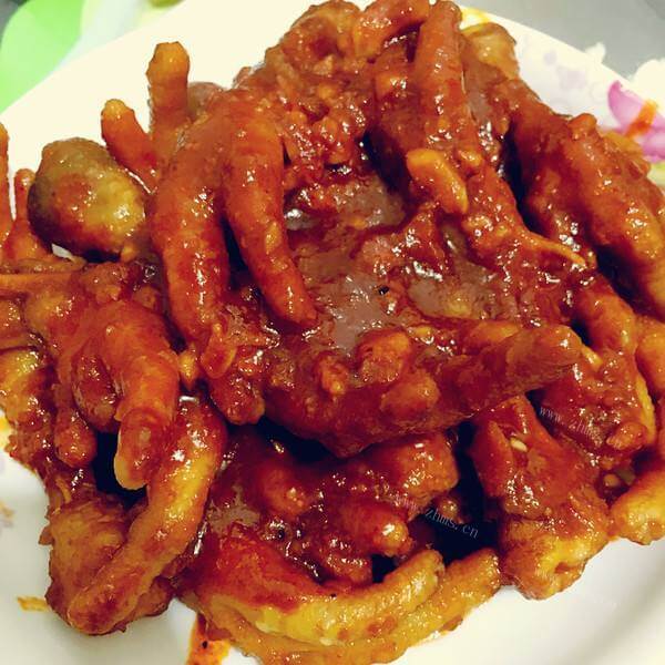 美味的麻辣酱汁鸡脚