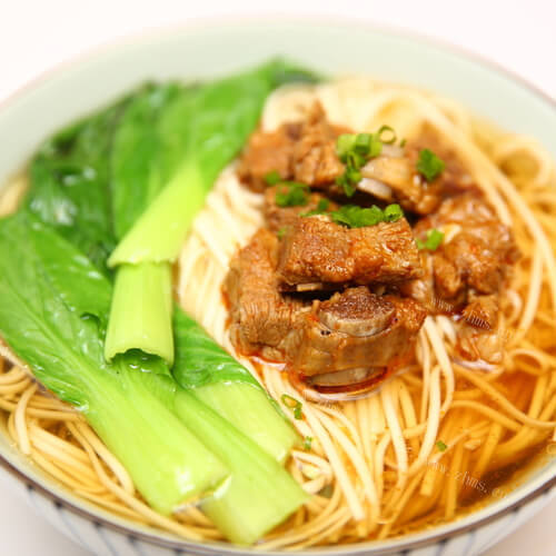 可口的原味排骨汤面