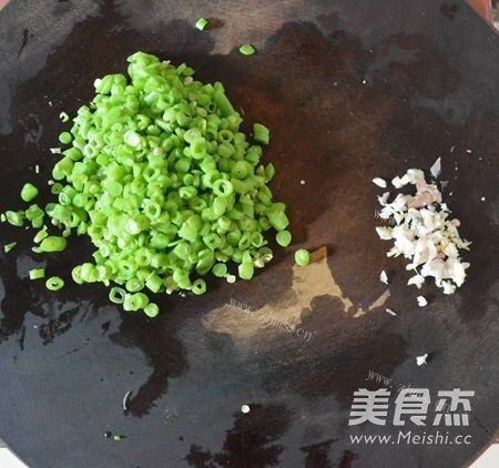 香喷喷的肉末豆角面做法图解2)