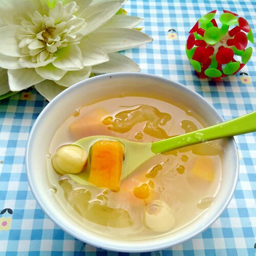 滋补莲子银耳汤