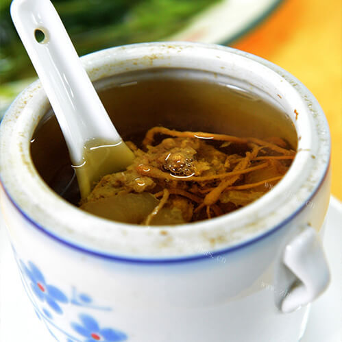 滋补的椰汁香芋虫草花煲