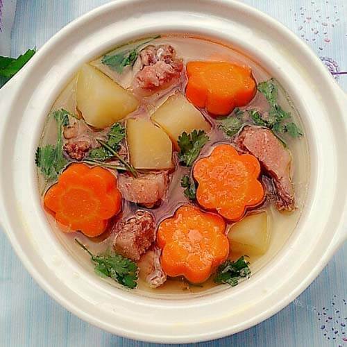鲜美的胡萝卜土豆鸡肉汤