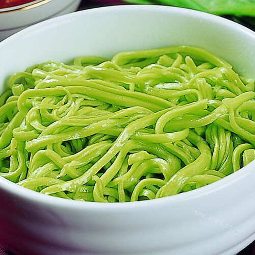 美味酸辣菠菜面 