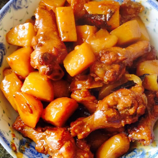 美丽的青椒洋葱炖鸡腿