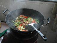 芹菜炒肉做法图解3)