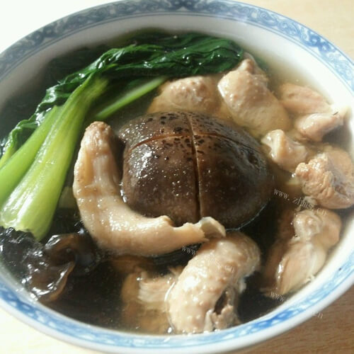 好吃的青菜蘑菇鸡腿汤