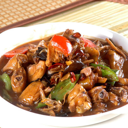 美味的小公鸡烧茶树菇