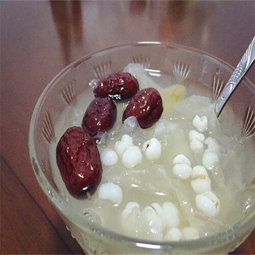 美味的银耳红枣薏米羹