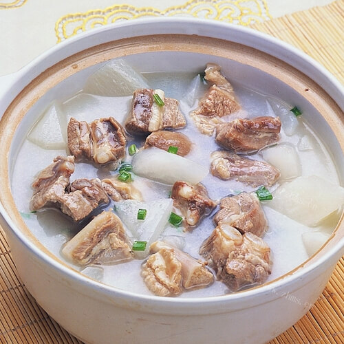 美味的排骨萝卜汤