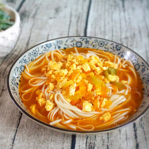 鲜美的西红柿鸡蛋土豆粉