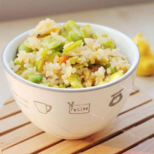 美味的香肠蚕豆炒饭