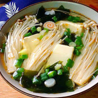 家常金针菇蚬子豆腐汤