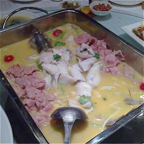 好吃的东北酸菜版鱼羊鲜火锅