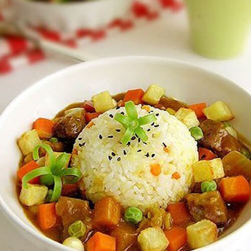 色味俱佳的肉丁杂蔬咖喱饭