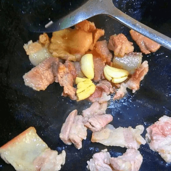 家常菜肉片炒莴笋做法图解3)