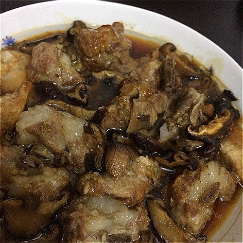 喷香的香菇蒸排骨