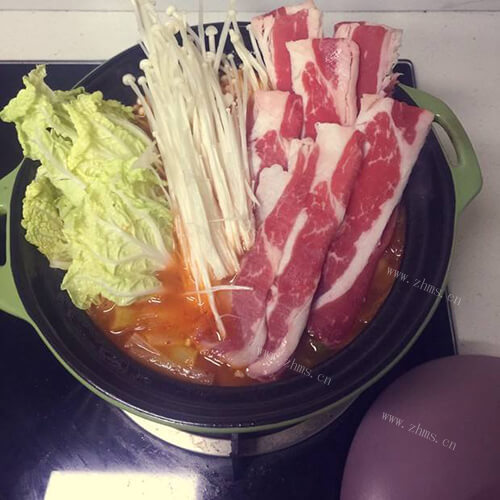 美味的韩式肥牛火锅