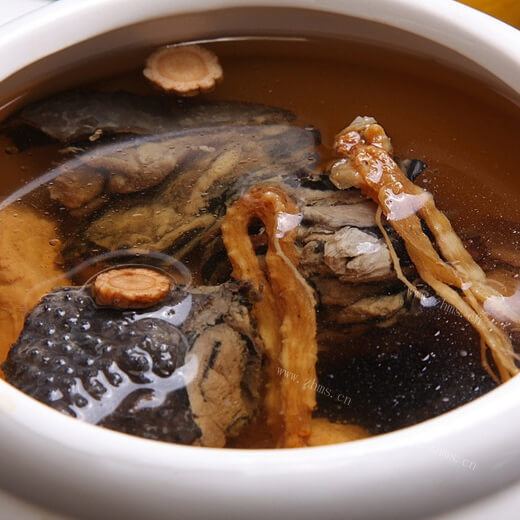 热腾腾的蟹味菇青菜乌鸡汤
