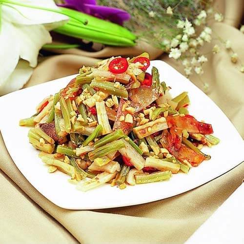 热闹的芹菜大蒜叶炒干子