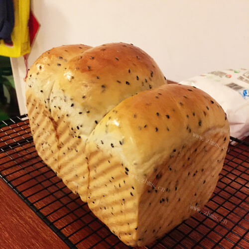 美味的黑芝麻燕麦吐司