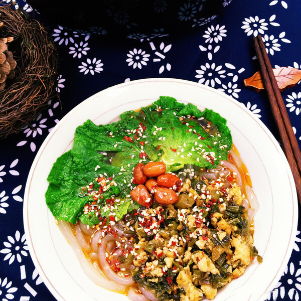 经典的雪菜肉末味的土豆粉