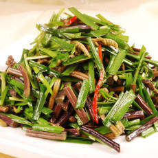美味的清炒野生水蕨菜