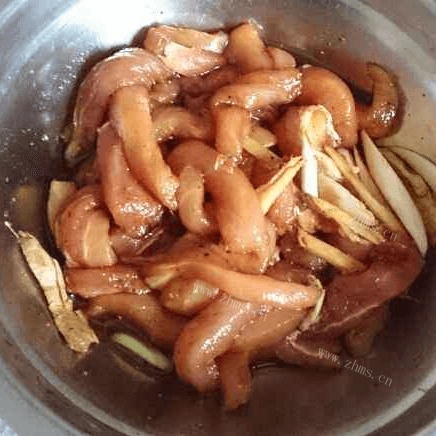 简单的炸酥肉做法图解4)