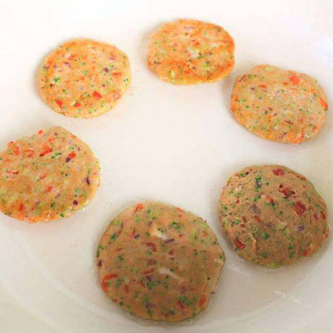 美味的西蓝花鸡肉饼