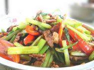 芹菜炒肉做法图解4)