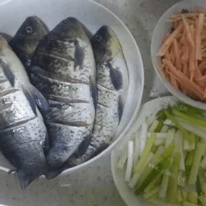 美味的泡椒鲫鱼做法图解1)
