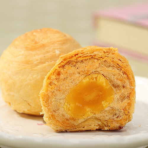 美味的蛋黄肉松月饼