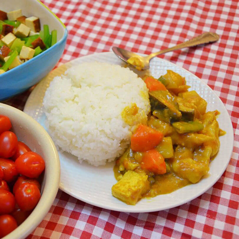 美味的咖喱虾仁焖米饭