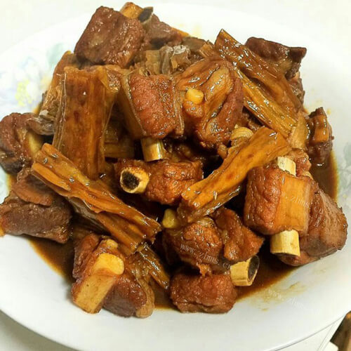 美味的酸菜腐竹煮排骨