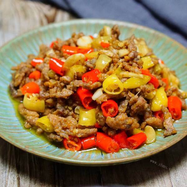 美味的泡椒炒牛肉末