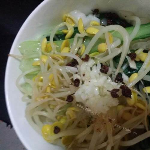饺子皮油泼面做法图解11)