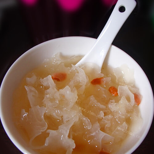 甘甜鲜美桃子枸杞银耳汤