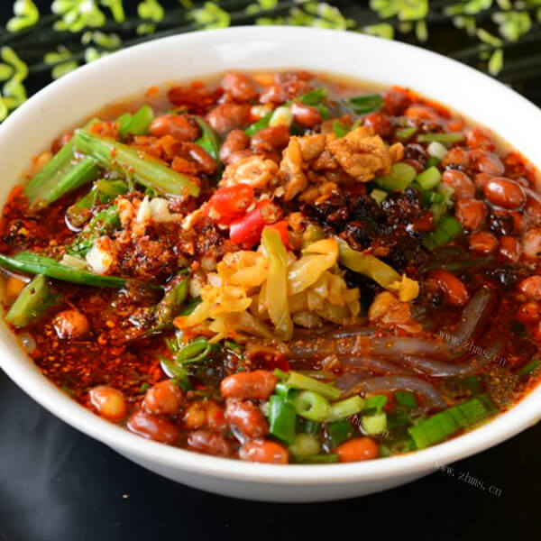 美味麻辣的杂酱酸辣粉