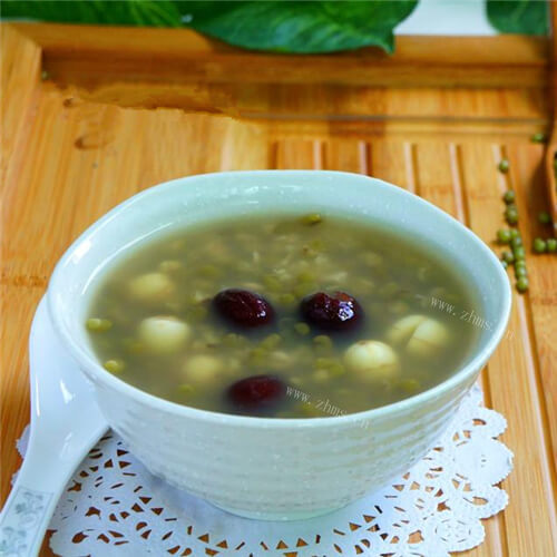 甜美的竹笙莲子绿豆糖水