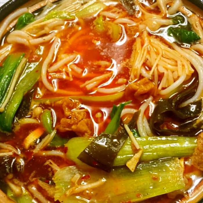 美味豌豆苗肉丁米线