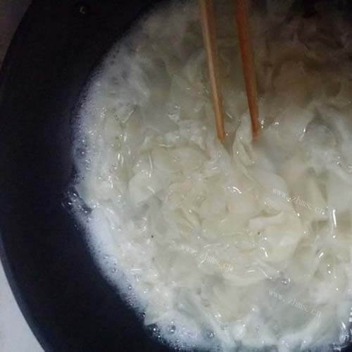 饺子皮油泼面做法图解6)