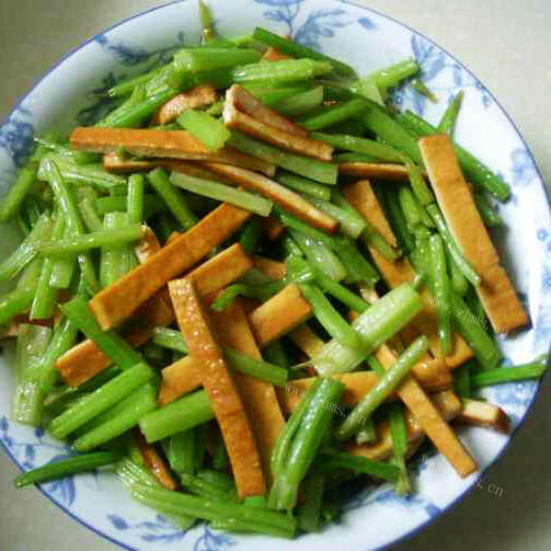 美味的山芹炒豆干